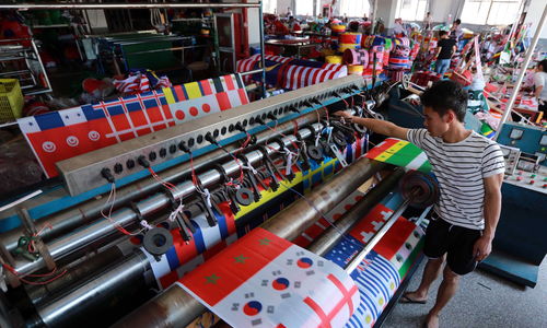 義烏商販造世界杯旗幟豪賺9000萬,員工月入1.6萬忙到?jīng)]空吃飯